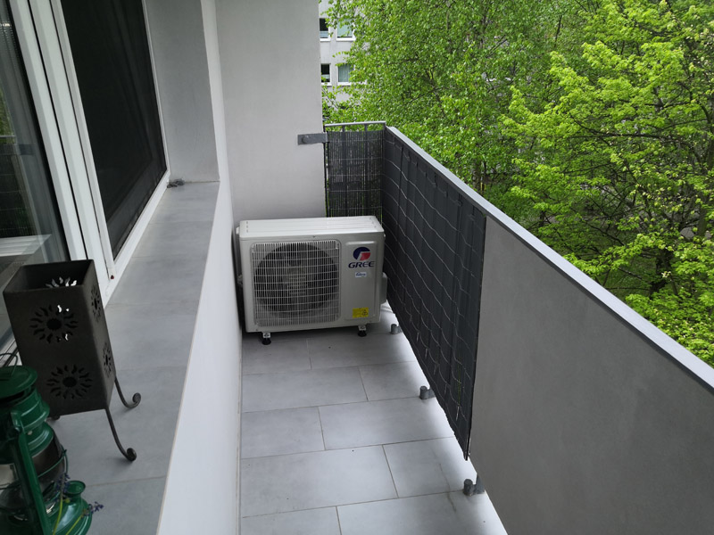 Zamontowana jednostka klimatyzatora na balkonie w Legnicy